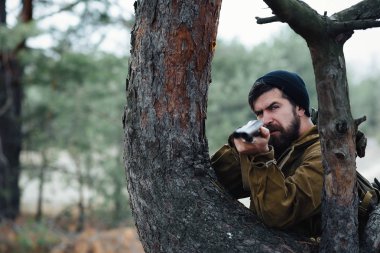 Sakallı avcı ormanda yürüyüş profesyonel ekipman ile