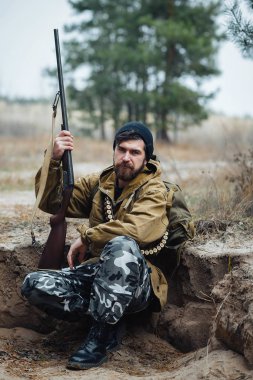 Sakallı avcı ormanda yürüyüş profesyonel ekipman ile