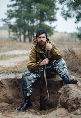 Sakallı avcı ormanda yürüyüş profesyonel ekipman ile
