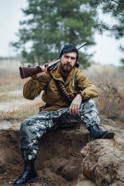 Sakallı avcı ormanda yürüyüş profesyonel ekipman ile