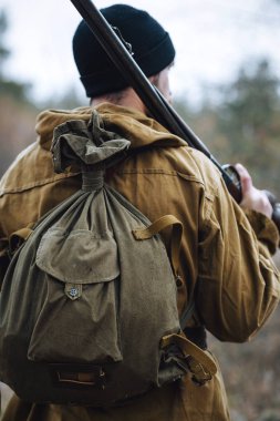 Sakallı avcı ormanda yürüyüş profesyonel ekipman ile