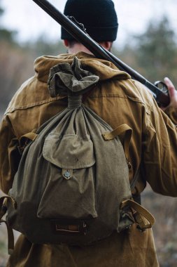 Sakallı avcı ormanda yürüyüş profesyonel ekipman ile