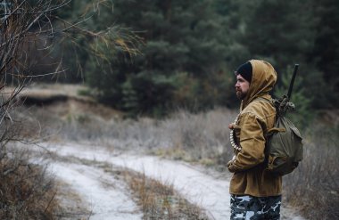 Sakallı avcı ormanda yürüyüş profesyonel ekipman ile