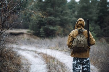 Sakallı avcı ormanda yürüyüş profesyonel ekipman ile