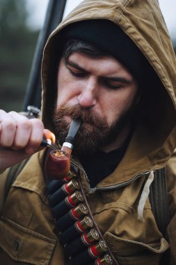 Sakallı avcı ormanda yürüyüş profesyonel ekipman ile