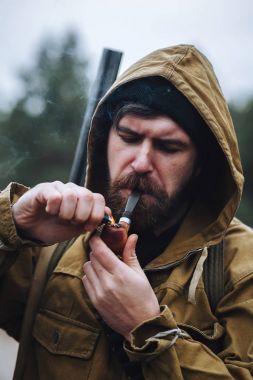 Sakallı avcı ormanda yürüyüş profesyonel ekipman ile