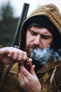 Sakallı avcı ormanda yürüyüş profesyonel ekipman ile