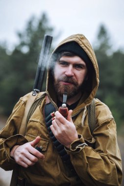 Sakallı avcı ormanda yürüyüş profesyonel ekipman ile