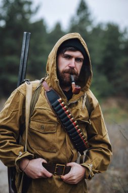 Sakallı avcı ormanda yürüyüş profesyonel ekipman ile