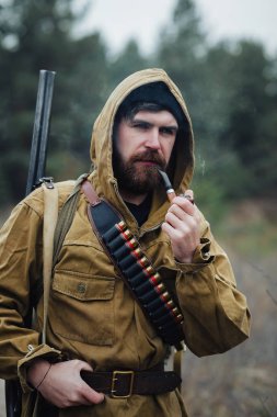 Sakallı avcı ormanda yürüyüş profesyonel ekipman ile