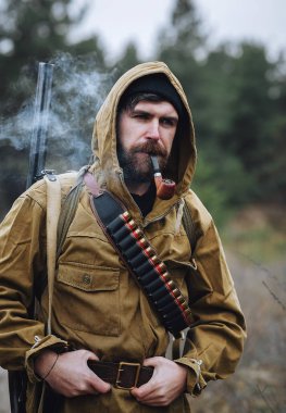 Sakallı avcı ormanda yürüyüş profesyonel ekipman ile