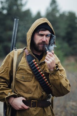 Sakallı avcı ormanda yürüyüş profesyonel ekipman ile