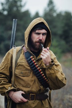 Sakallı avcı ormanda yürüyüş profesyonel ekipman ile