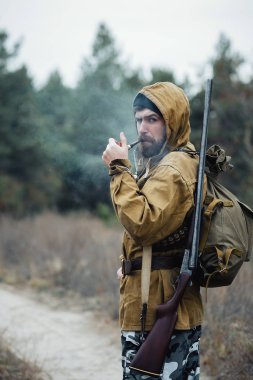 Sakallı avcı ormanda yürüyüş profesyonel ekipman ile
