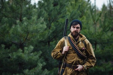 Sakallı avcı ormanda yürüyüş profesyonel ekipman ile