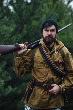 Sakallı avcı ormanda yürüyüş profesyonel ekipman ile