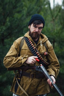 Sakallı avcı ormanda yürüyüş profesyonel ekipman ile