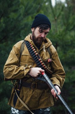 Sakallı avcı ormanda yürüyüş profesyonel ekipman ile