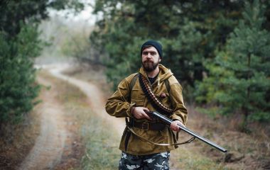 Sakallı avcı ormanda yürüyüş profesyonel ekipman ile