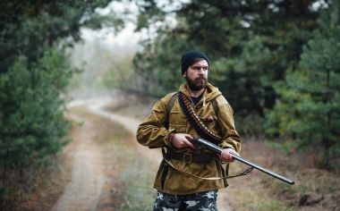 Sakallı avcı ormanda yürüyüş profesyonel ekipman ile