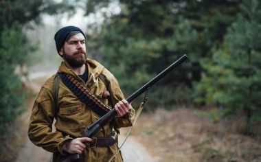 Sakallı avcı ormanda yürüyüş profesyonel ekipman ile