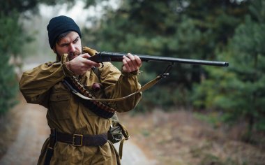 Sakallı avcı ormanda yürüyüş profesyonel ekipman ile