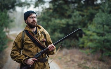 Sakallı avcı ormanda yürüyüş profesyonel ekipman ile