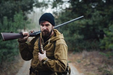 Sakallı avcı ormanda yürüyüş profesyonel ekipman ile