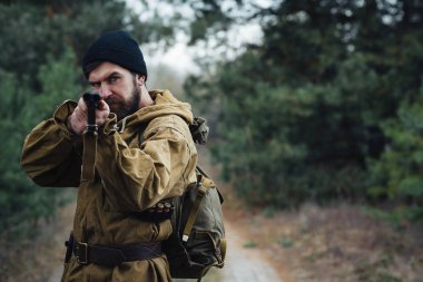 Sakallı avcı ormanda yürüyüş profesyonel ekipman ile