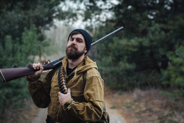 Sakallı avcı ormanda yürüyüş profesyonel ekipman ile
