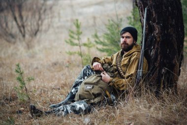 Sakallı avcı ormanda yürüyüş profesyonel ekipman ile