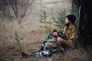 Sakallı avcı ormanda yürüyüş profesyonel ekipman ile