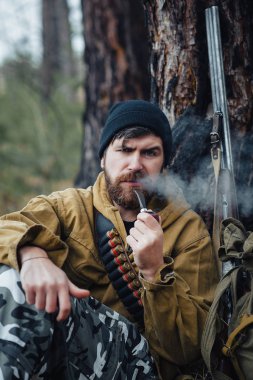 Sakallı avcı ormanda yürüyüş profesyonel ekipman ile