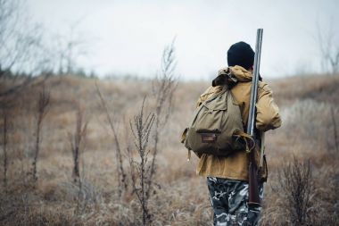 Sakallı avcı ormanda yürüyüş profesyonel ekipman ile