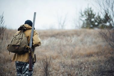 Sakallı avcı ormanda yürüyüş profesyonel ekipman ile