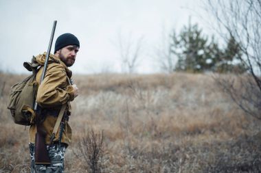 Sakallı avcı ormanda yürüyüş profesyonel ekipman ile