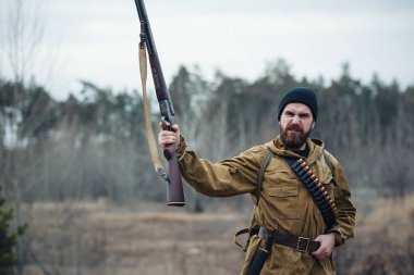 Sakallı avcı ormanda yürüyüş profesyonel ekipman ile
