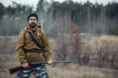 Sakallı avcı ormanda yürüyüş profesyonel ekipman ile
