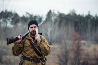 Sakallı avcı ormanda yürüyüş profesyonel ekipman ile