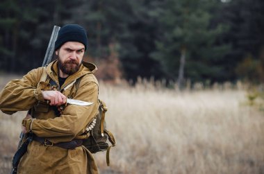 Sakallı avcı ormanda yürüyüş profesyonel ekipman ile