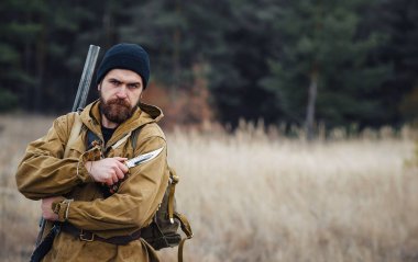 Sakallı avcı ormanda yürüyüş profesyonel ekipman ile