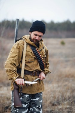 Sakallı avcı ormanda yürüyüş profesyonel ekipman ile