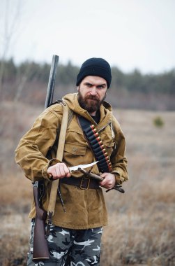 Sakallı avcı ormanda yürüyüş profesyonel ekipman ile