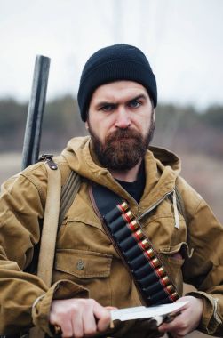 Sakallı avcı ormanda yürüyüş profesyonel ekipman ile