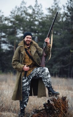 Sakallı avcı ormanda yürüyüş profesyonel ekipman ile
