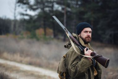 Sakallı avcı ormanda yürüyüş profesyonel ekipman ile