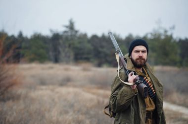 Sakallı avcı ormanda yürüyüş profesyonel ekipman ile