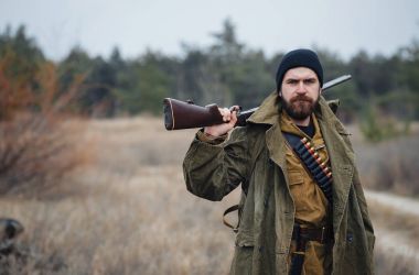 Sakallı avcı ormanda yürüyüş profesyonel ekipman ile