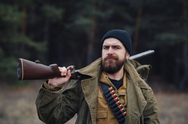 Sakallı avcı ormanda yürüyüş profesyonel ekipman ile