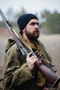 Sakallı avcı ormanda yürüyüş profesyonel ekipman ile